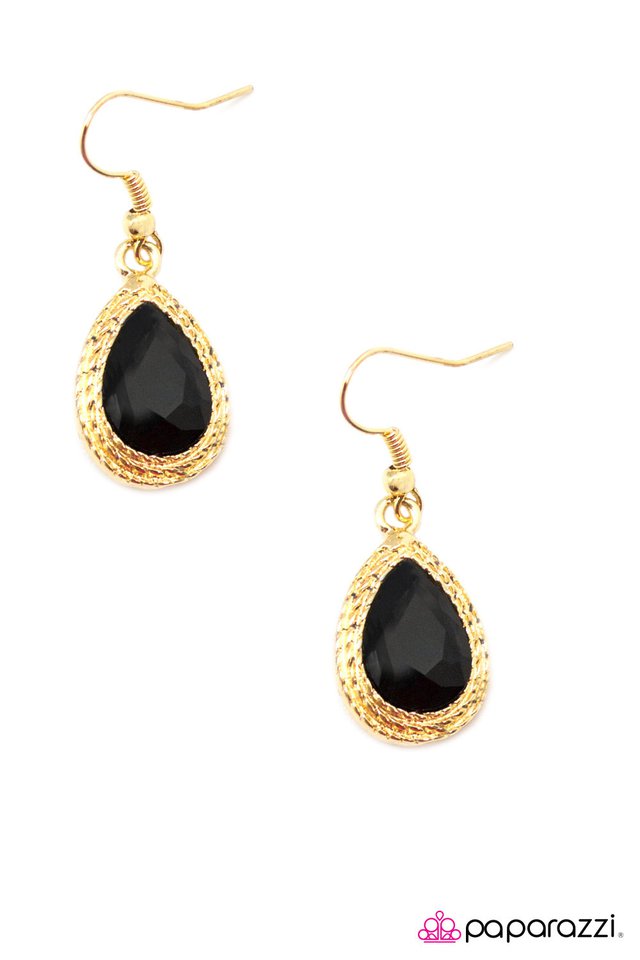 Paparazzi ♥ Roll Out The Red Carpet - Gold ♥ Earrings