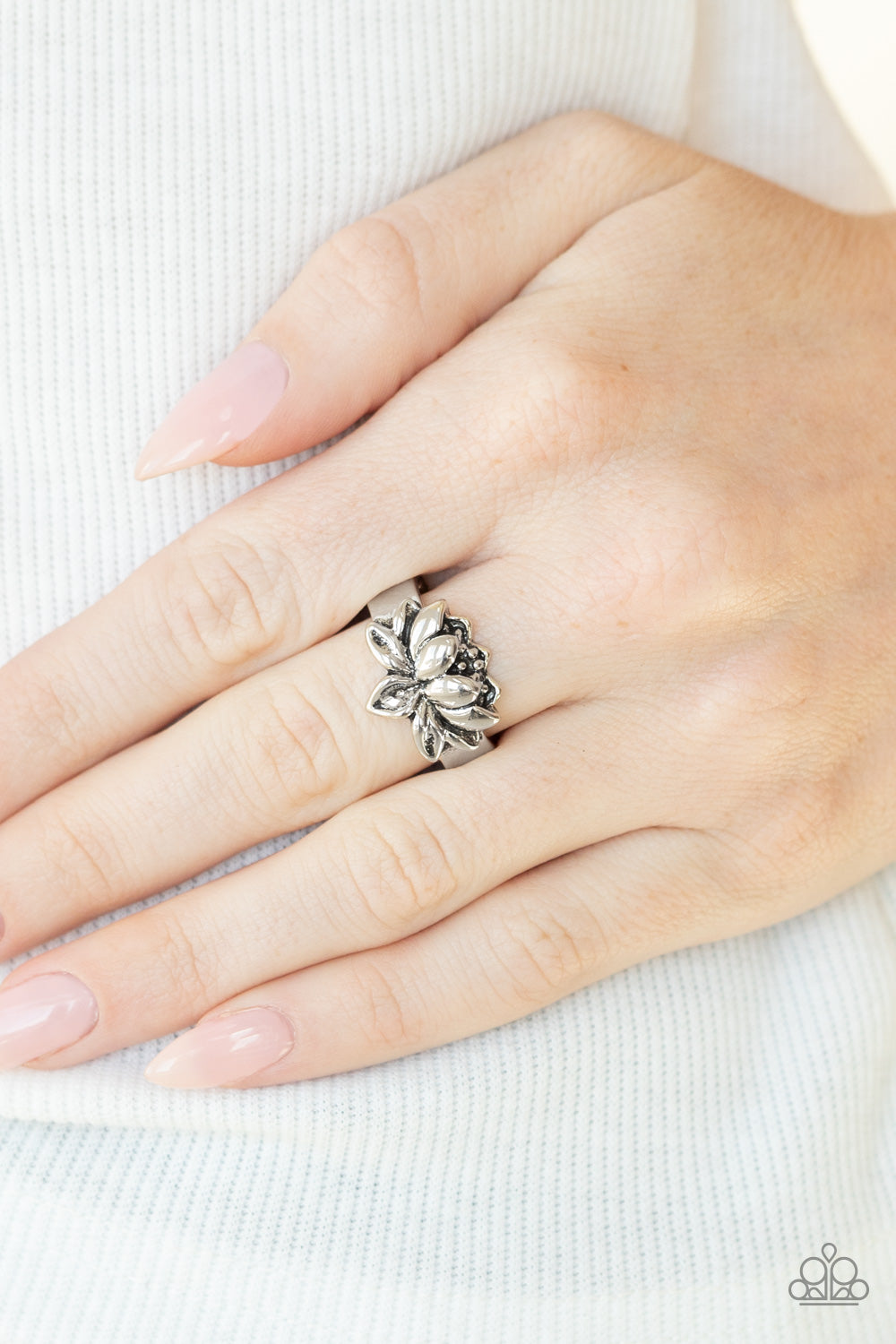 Paparazzi ♥ Lotus Crowns - Silver ♥ Ring