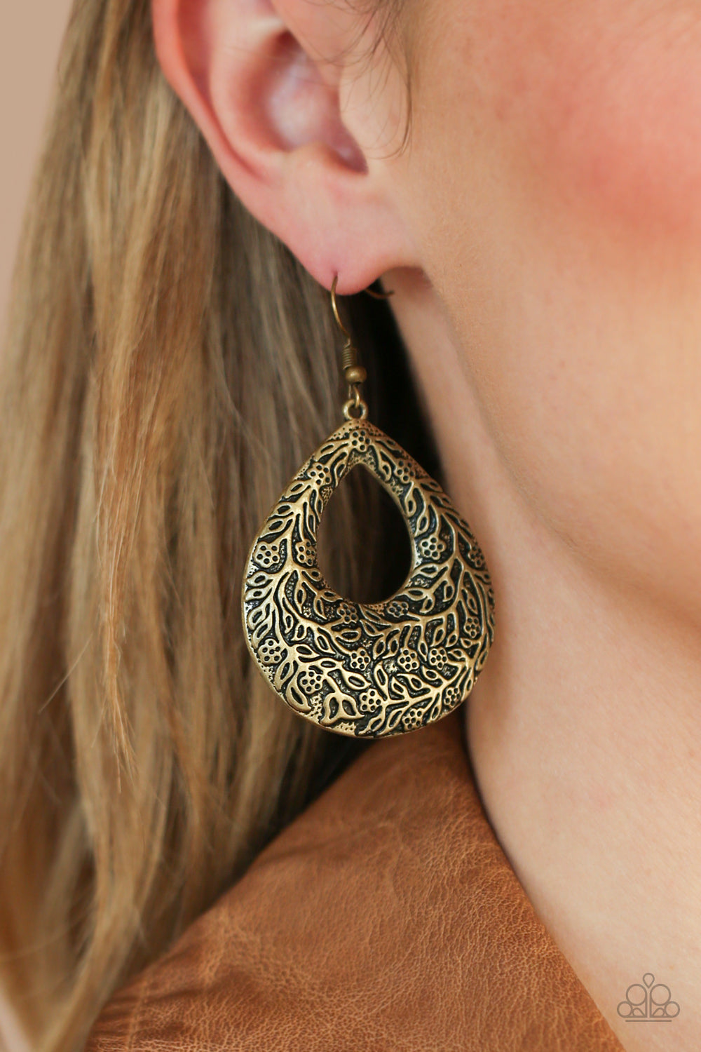 Paparazzi ♥ Flirtatiously Flourishing - Brass ♥ Earrings