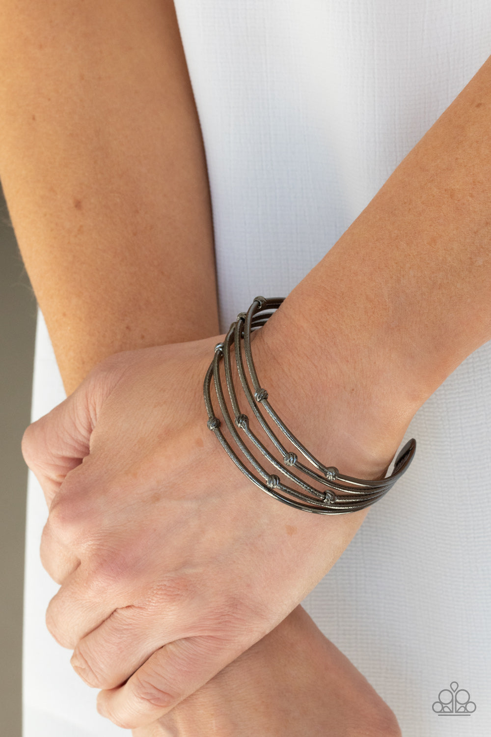 Paparazzi ♥ Face The METALLIC Music - Black ♥ Bracelet