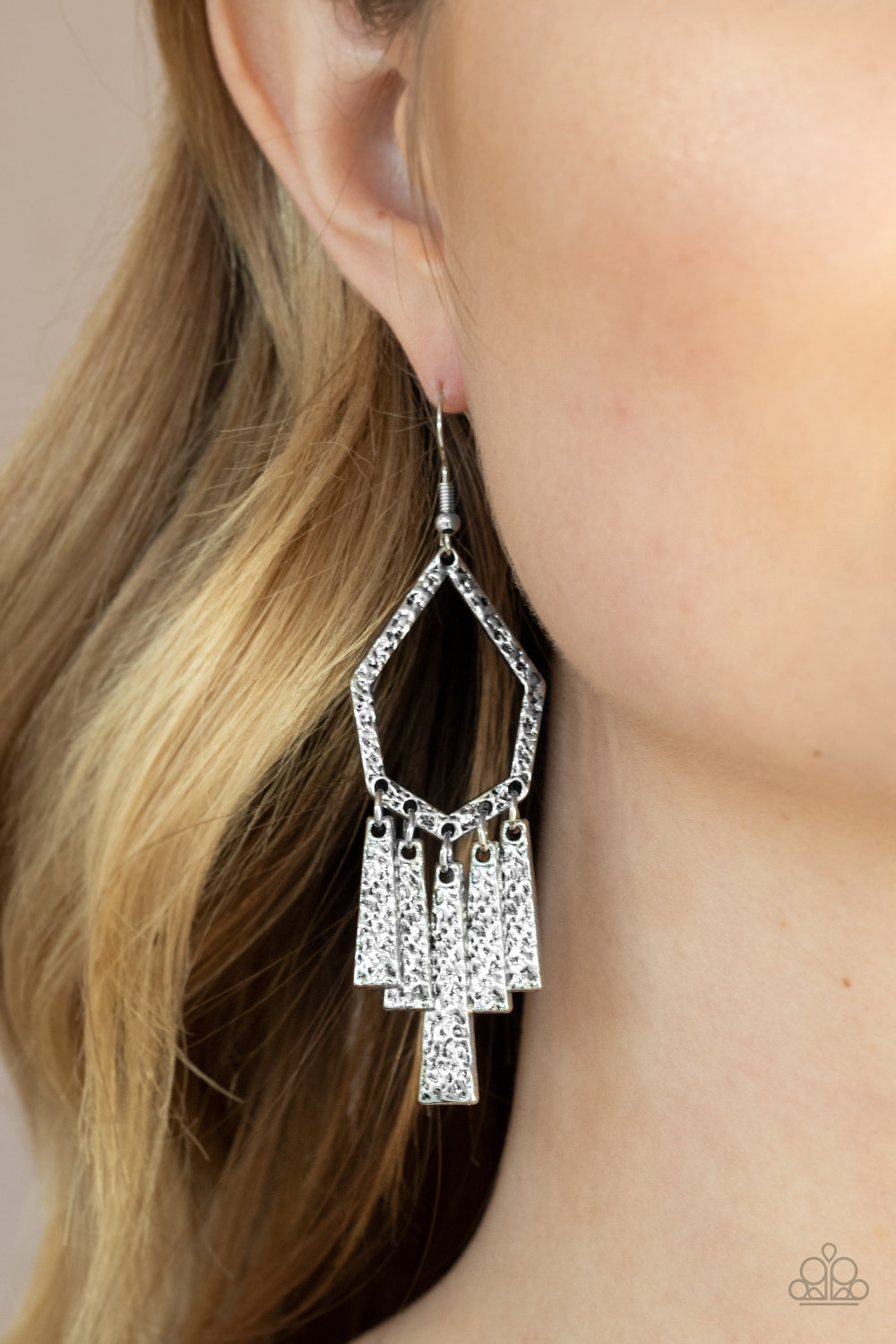 Paparazzi ♥ Museum Find - Silver ♥ Earrings
