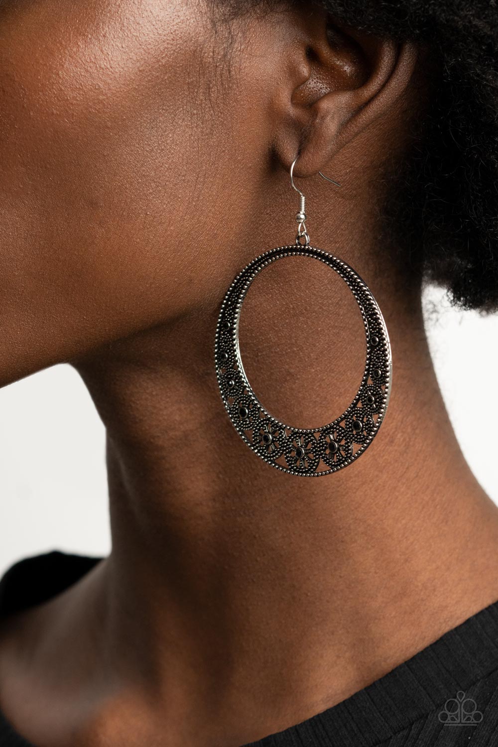 Paparazzi ♥ Bodaciously Blooming - Black ♥ Earrings