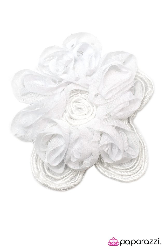 Paparazzi ♥ Laying Low - White ♥ Hair Clip