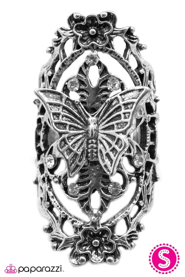 Paparazzi ♥ Burlesque - White ♥ Ring