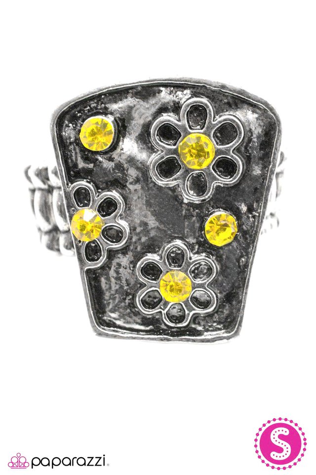 Paparazzi ♥ Late Bloomer - Yellow ♥ Ring