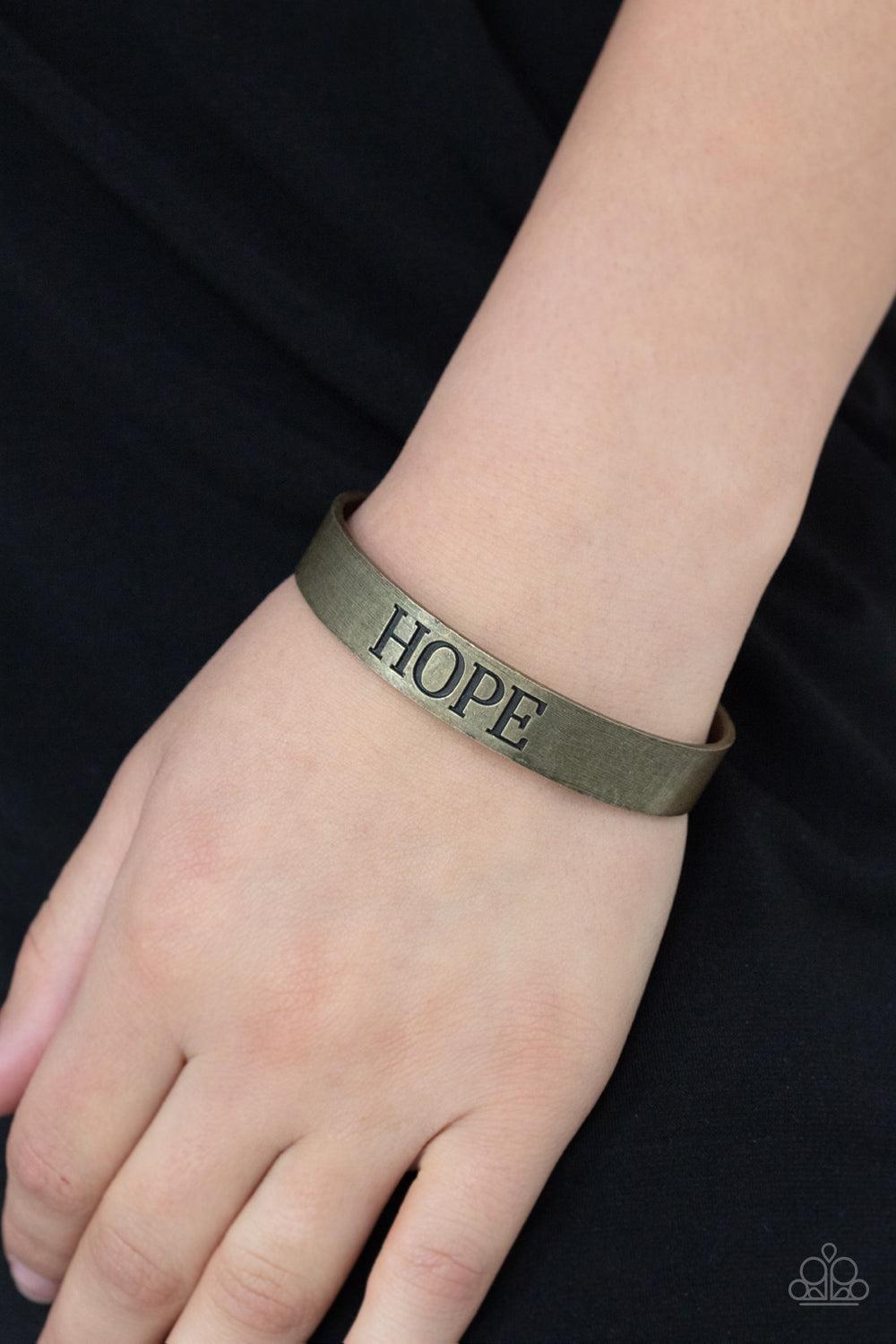 Paparazzi ♥ Hope Makes The World Go Round - Brass ♥ Bracelet