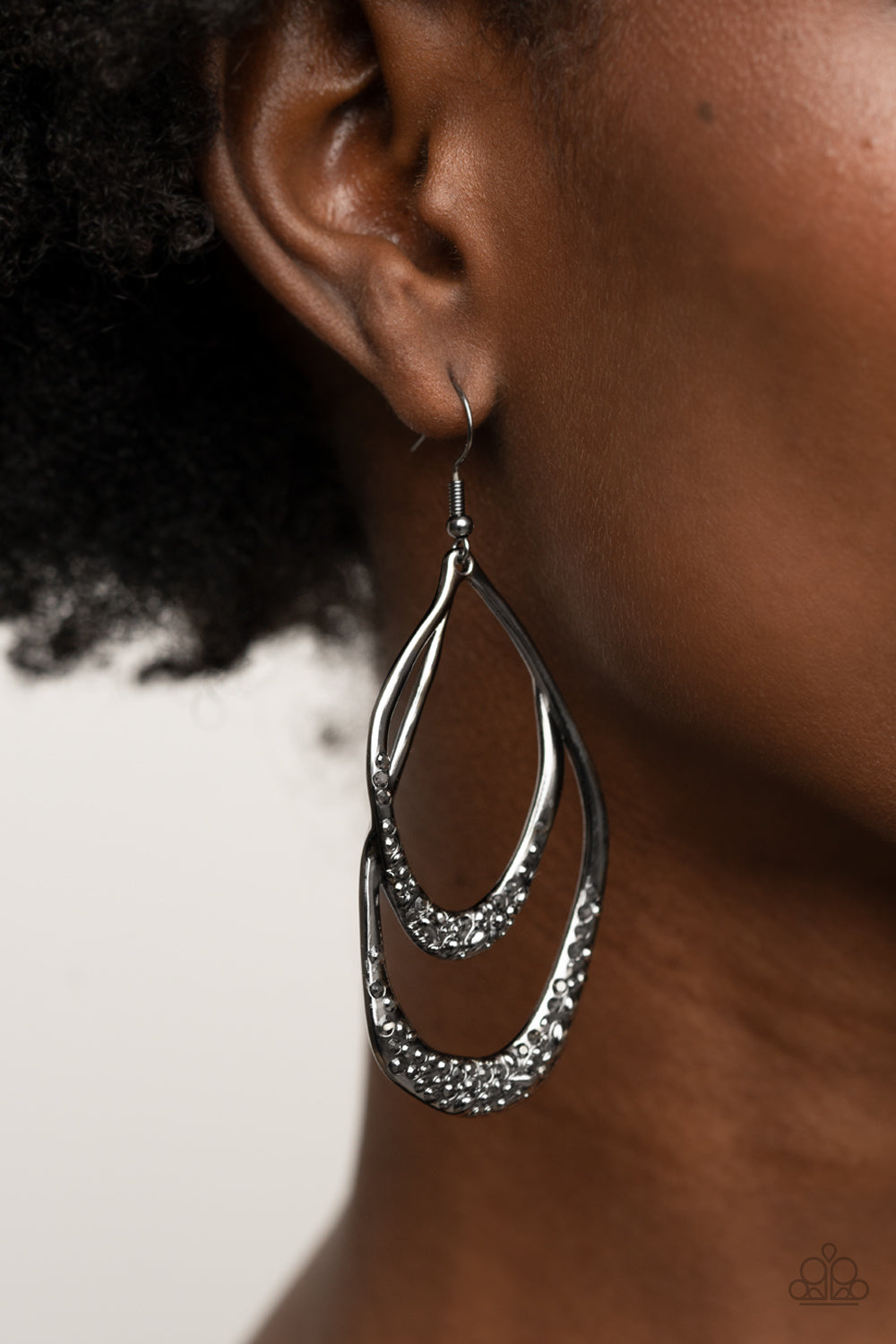 Paparazzi ♥ Beyond Your GLEAMS - Black ♥ Earrings