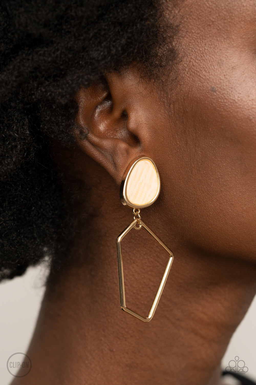 Paparazzi ♥ Retro Reverie - Gold ♥ Clip-On