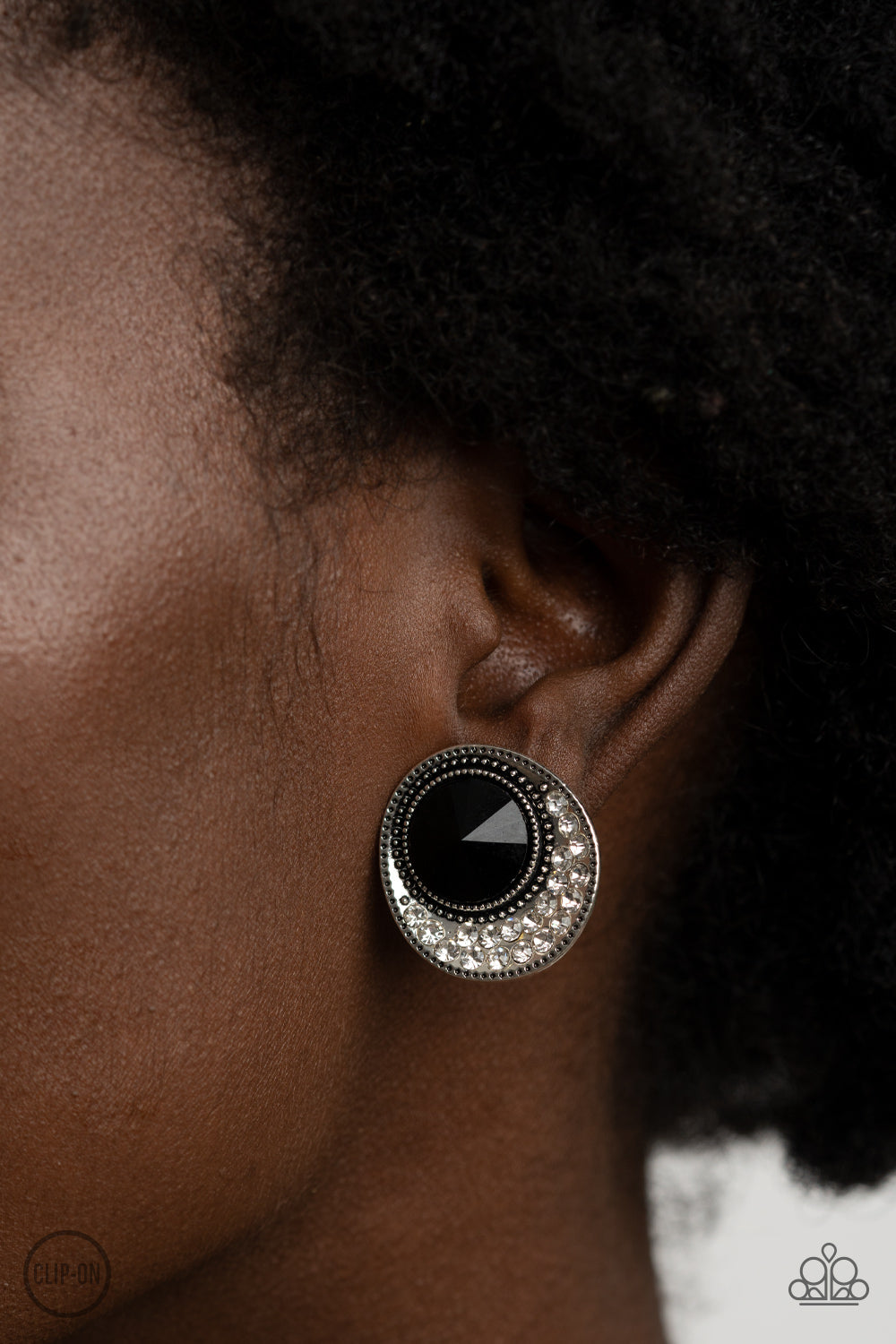 Paparazzi ♥ Off The RICHER-Scale - Black ♥ Clip-On