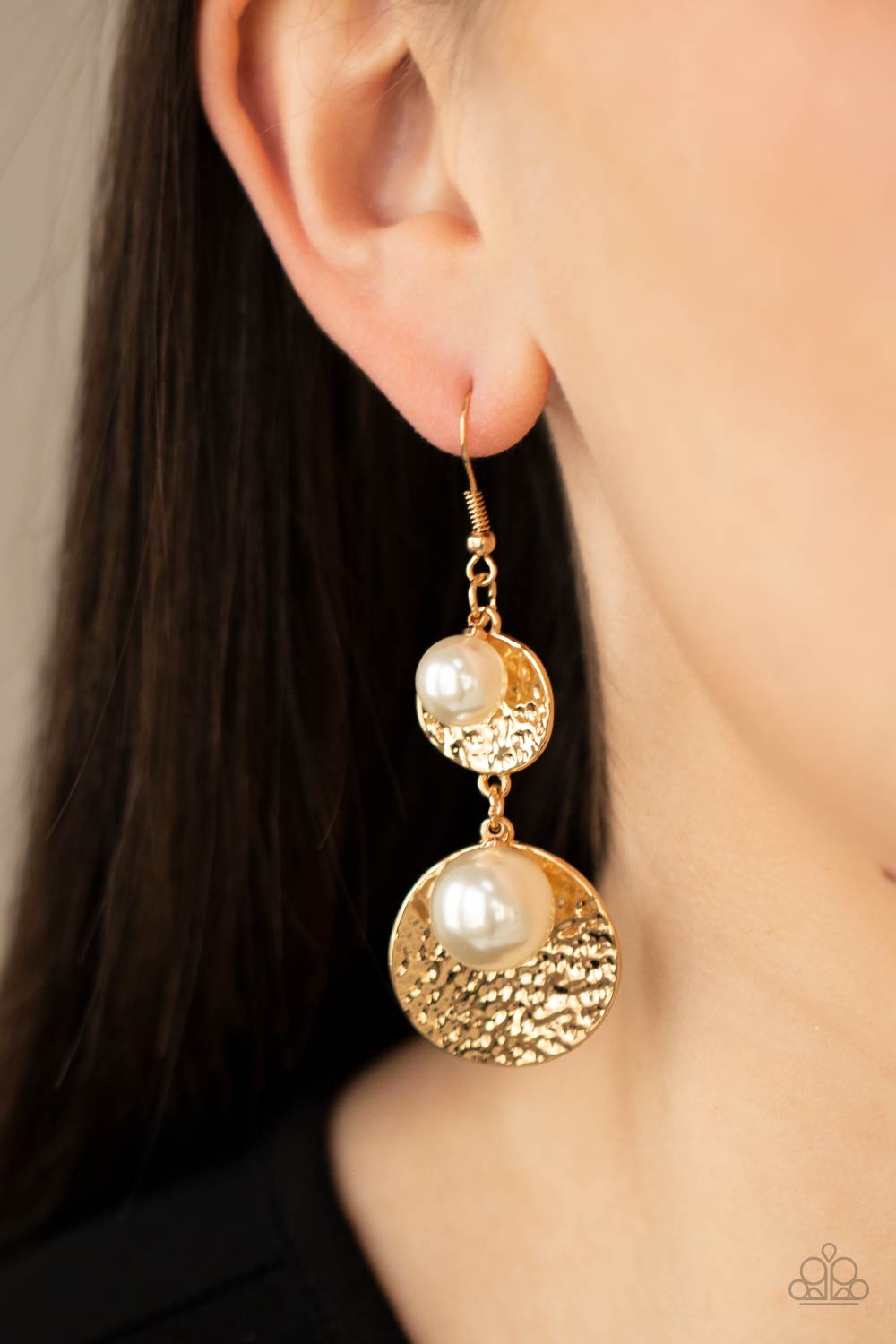 Paparazzi ♥ Pearl Dive - Gold ♥ Earrings