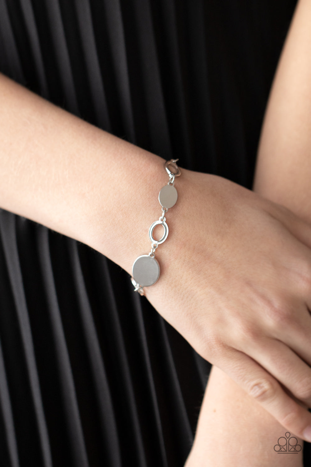 Paparazzi ♥ OVAL and Out - Silver ♥ Bracelet