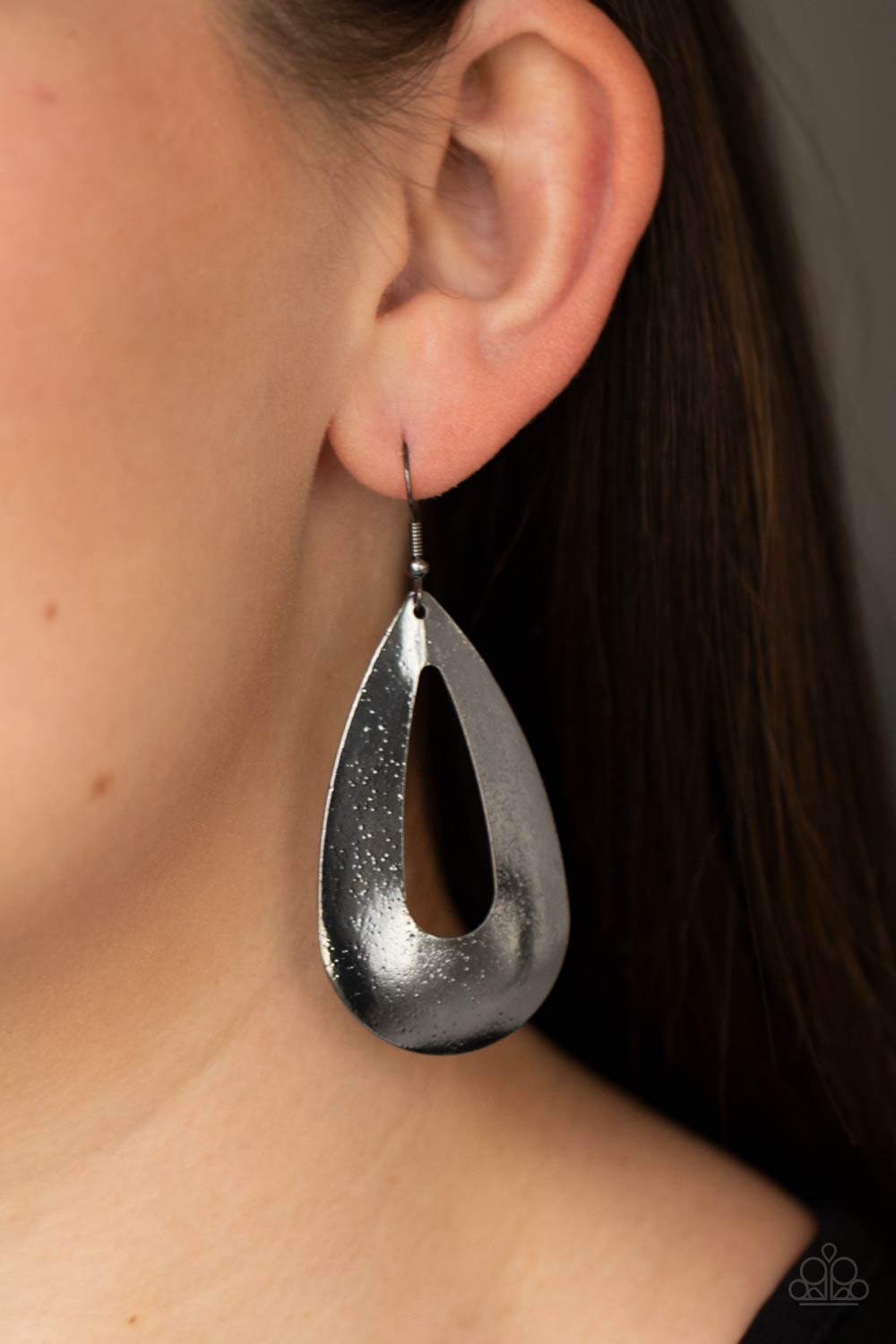 Paparazzi ♥ Hand It OVAL! - Black ♥ Earrings