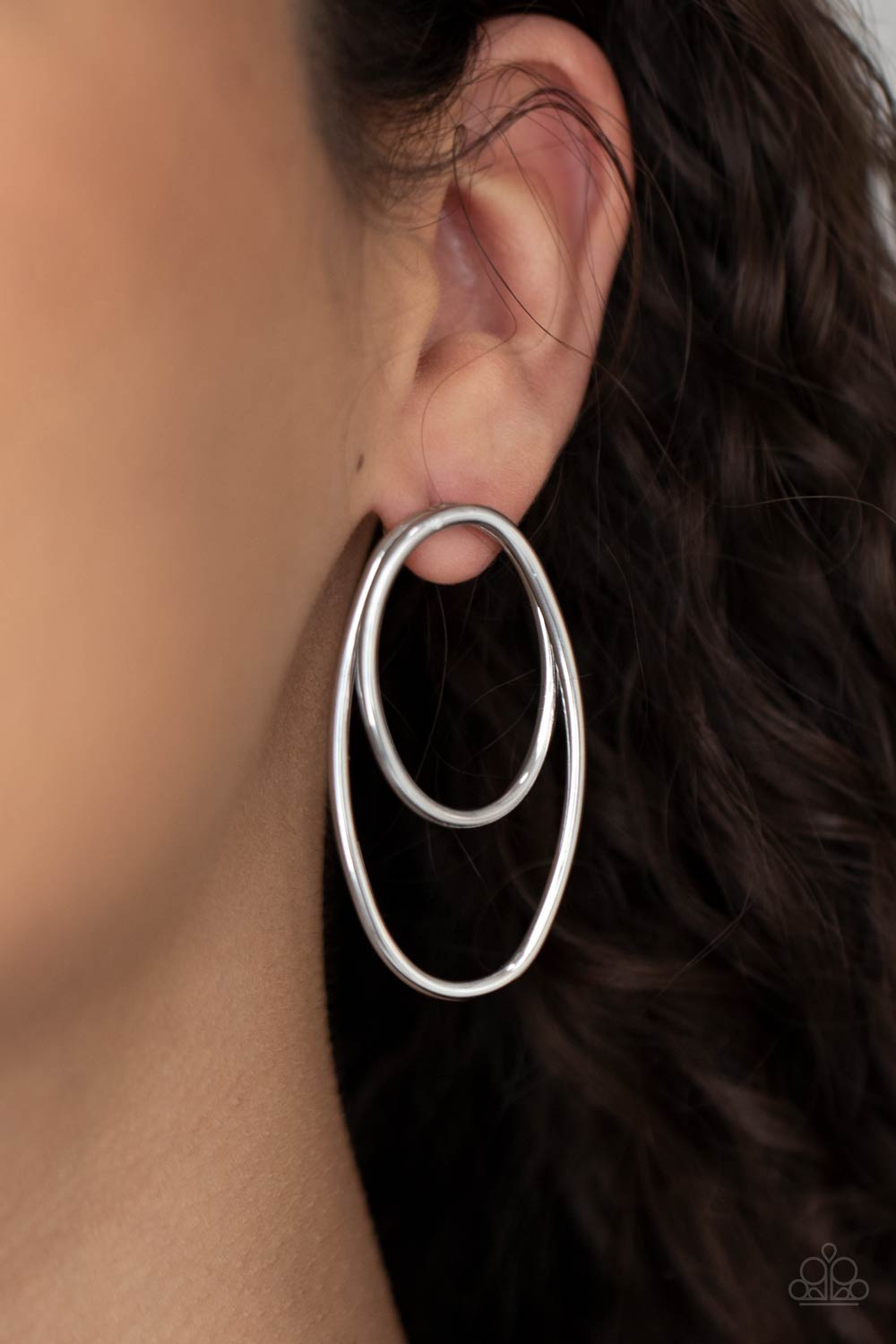 Paparazzi ♥ So OVAL-Dramatic - Silver ♥ Post Earrings