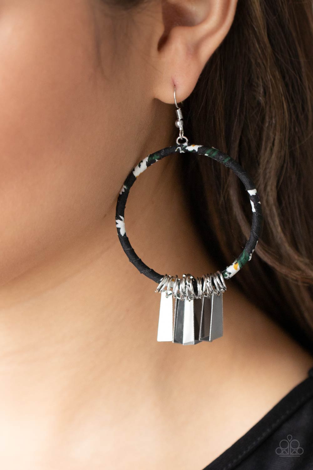 Paparazzi ♥ Garden Chimes - Black ♥ Earrings