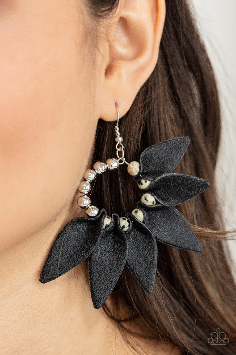 Paparazzi ♥ Flower Child Fever - Black ♥ Earrings