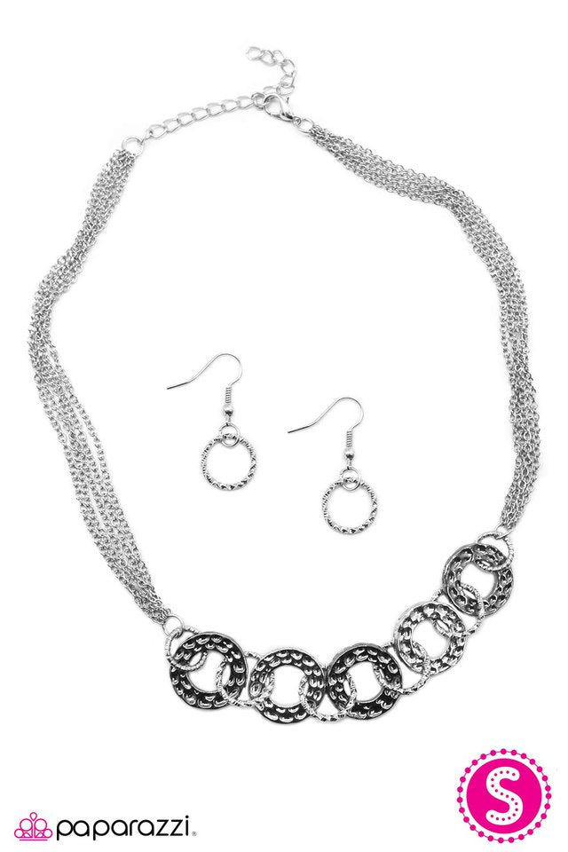 Paparazzi ♥ Hoopla - Silver ♥ Necklace