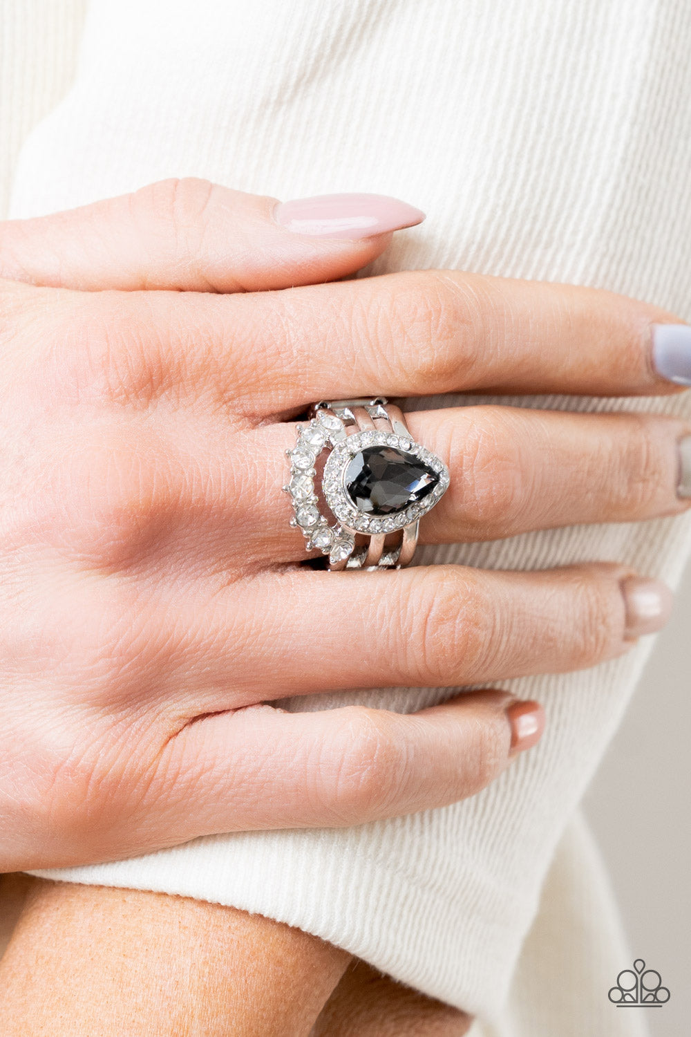 Paparazzi ♥ Elegantly Cosmopolitan - Silver ♥ Ring