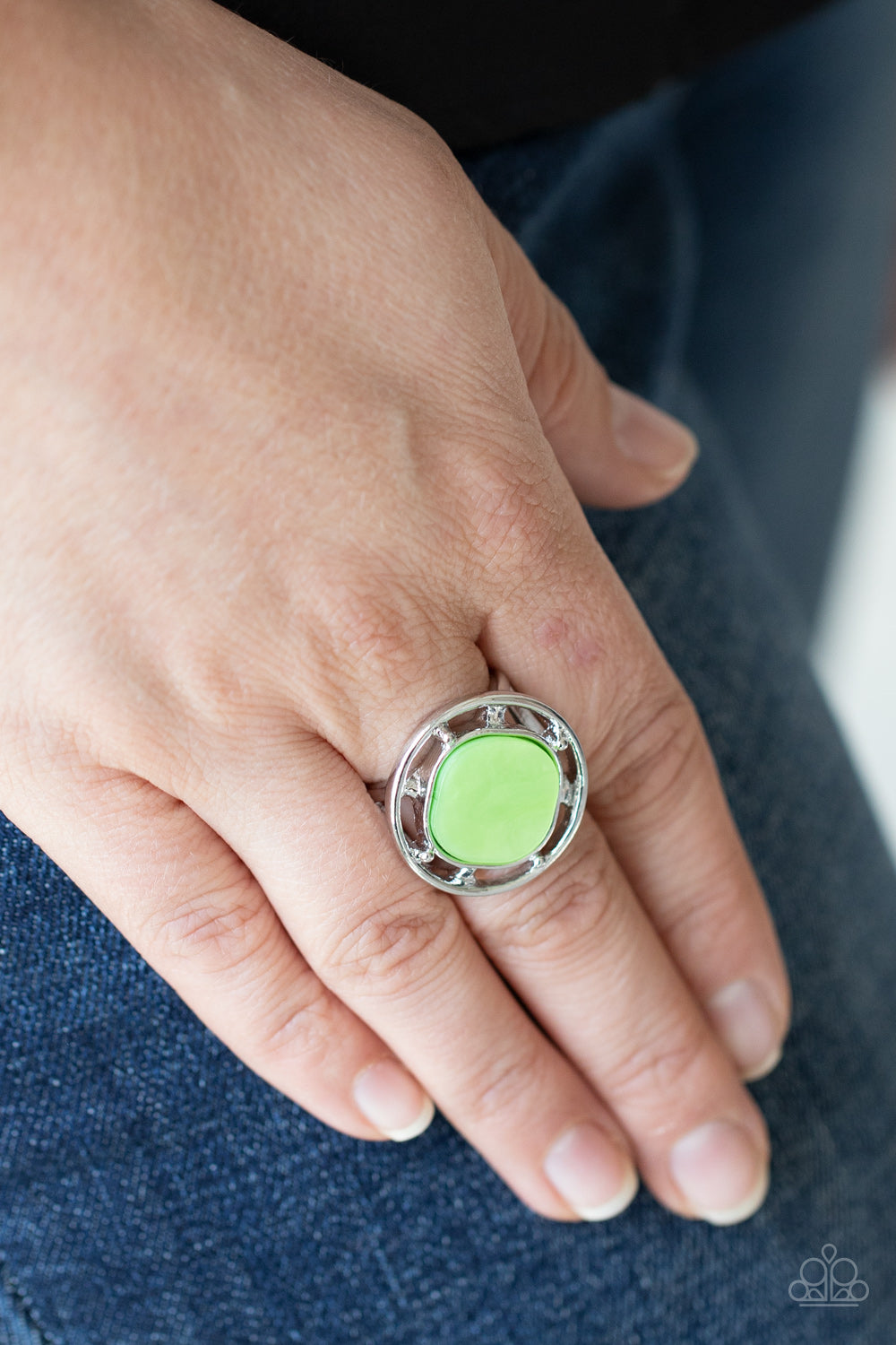 Paparazzi ♥ Encompassing Pearlescence - Green ♥ Ring