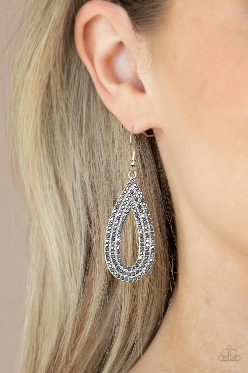 Paparazzi ♥ Exquisite Exaggeration - Silver ♥ Earrings