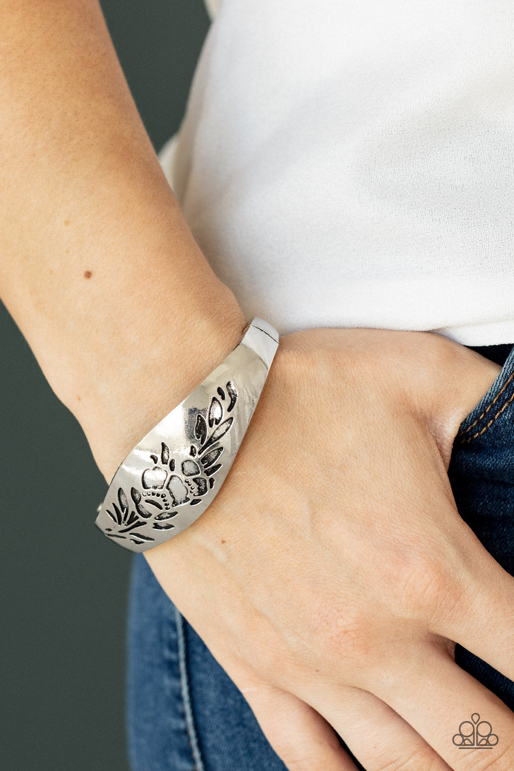 Paparazzi ♥ Fond of Florals - Silver ♥ Bracelet