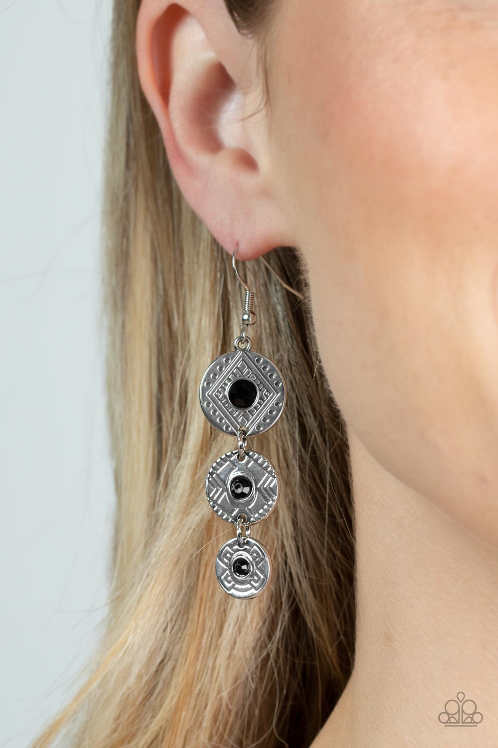 Paparazzi ♥ Totem Temptress - Black ♥ Earrings