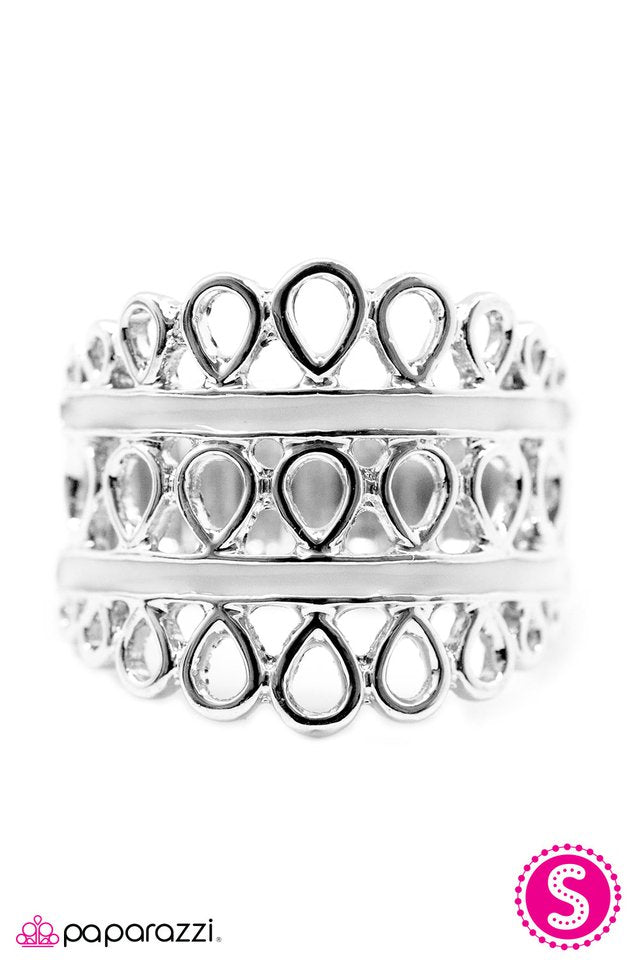 Paparazzi ♥ Stole the Crown - White ♥ Ring