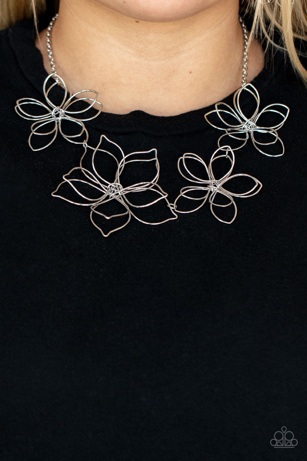 Paparazzi ♥ Flower Garden Fashionista - Silver ♥ Necklace