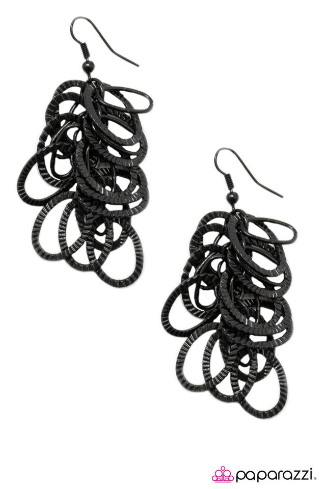 Paparazzi ♥ Come to a Close - BLACK ♥ Earrings