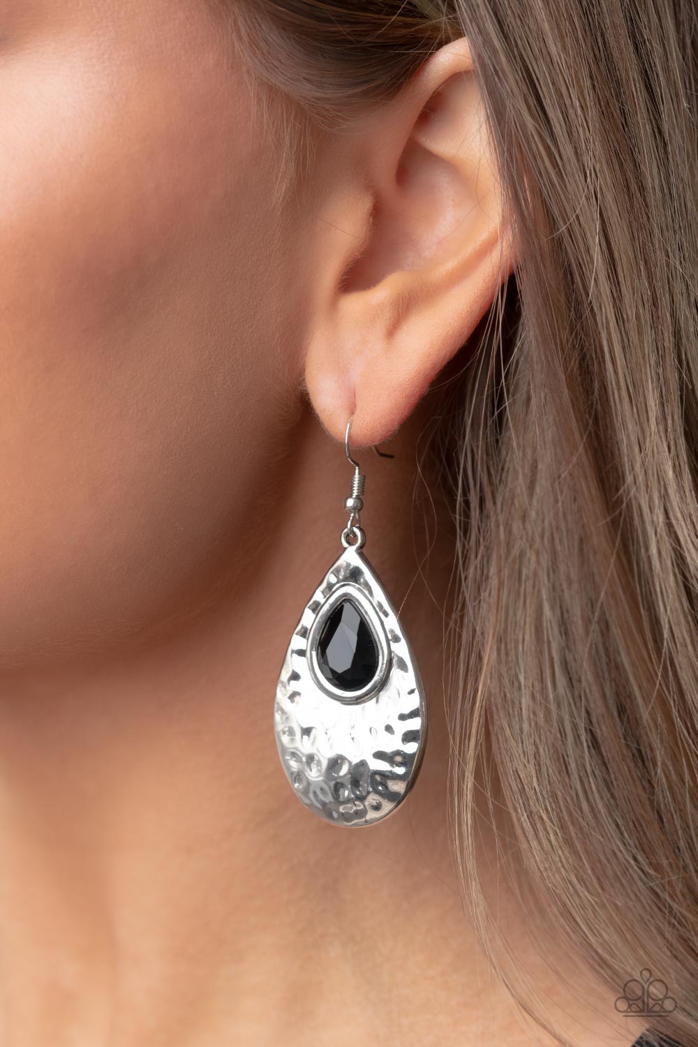 Paparazzi ♥ Tranquil Trove - Black ♥ Earrings