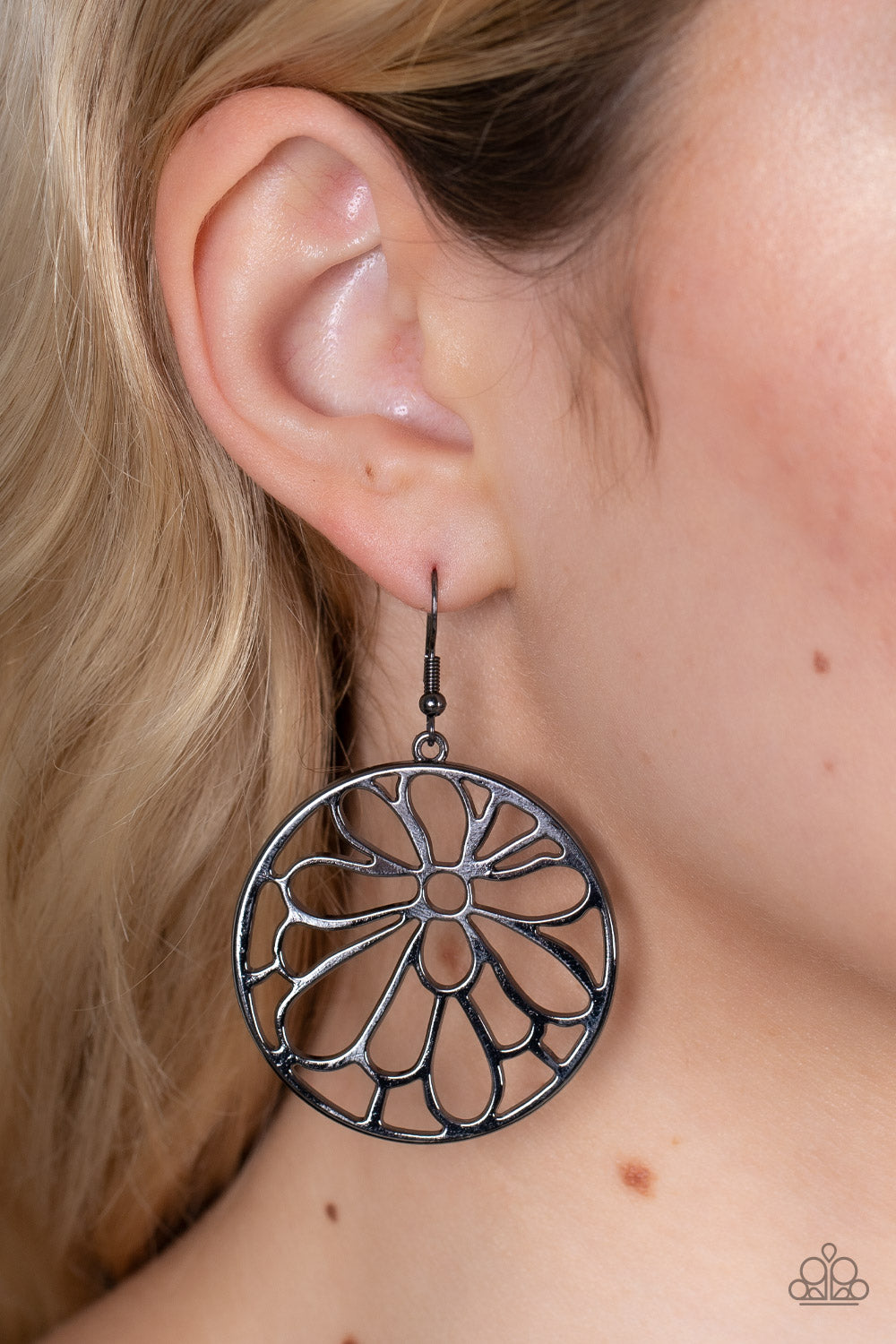 Paparazzi ♥ Glowing Glades - Black ♥ Earrings