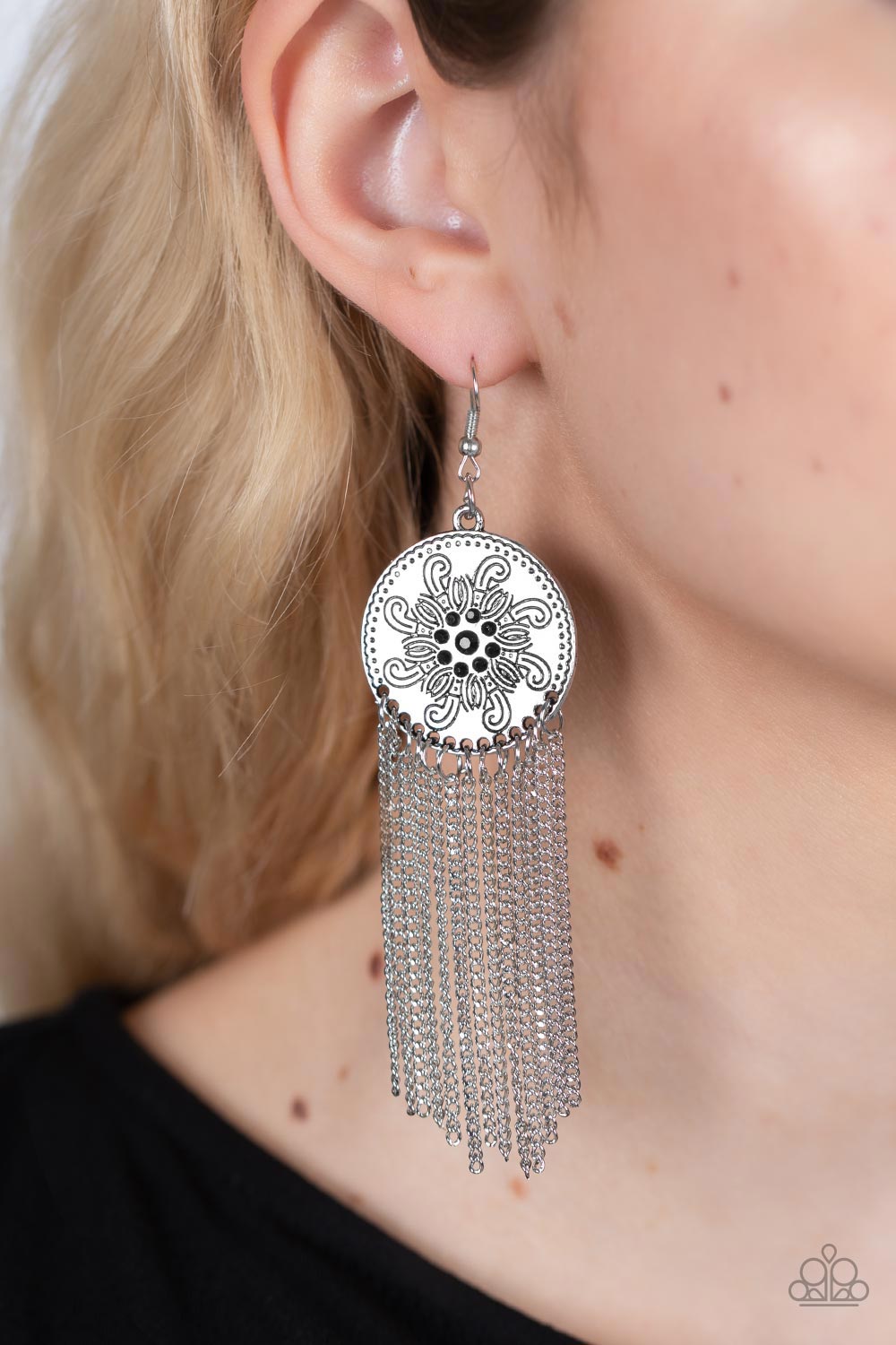 Paparazzi ♥ Fringe Control - Black ♥ Earrings