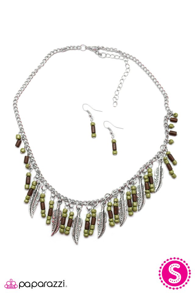 Paparazzi ♥ Fly Girl - Green ♥ Necklace