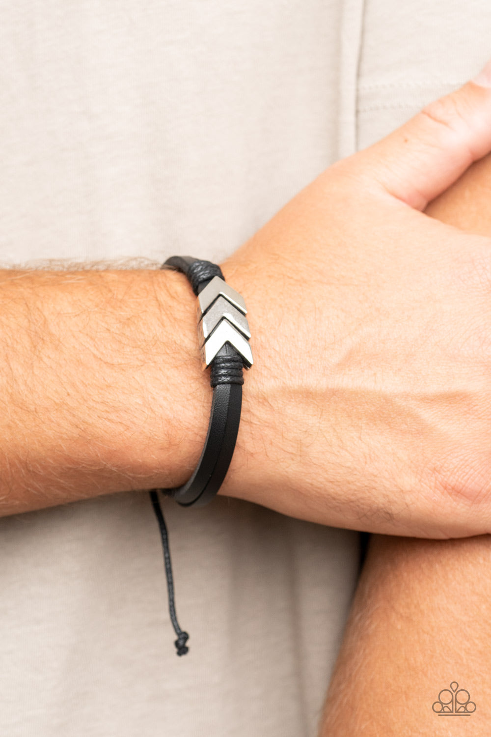 Paparazzi ♥ Arrow Pharaoh - Black ♥ Bracelet