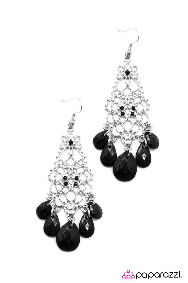 Paparazzi ♥ Queen of The Night - Black ♥ Earrings