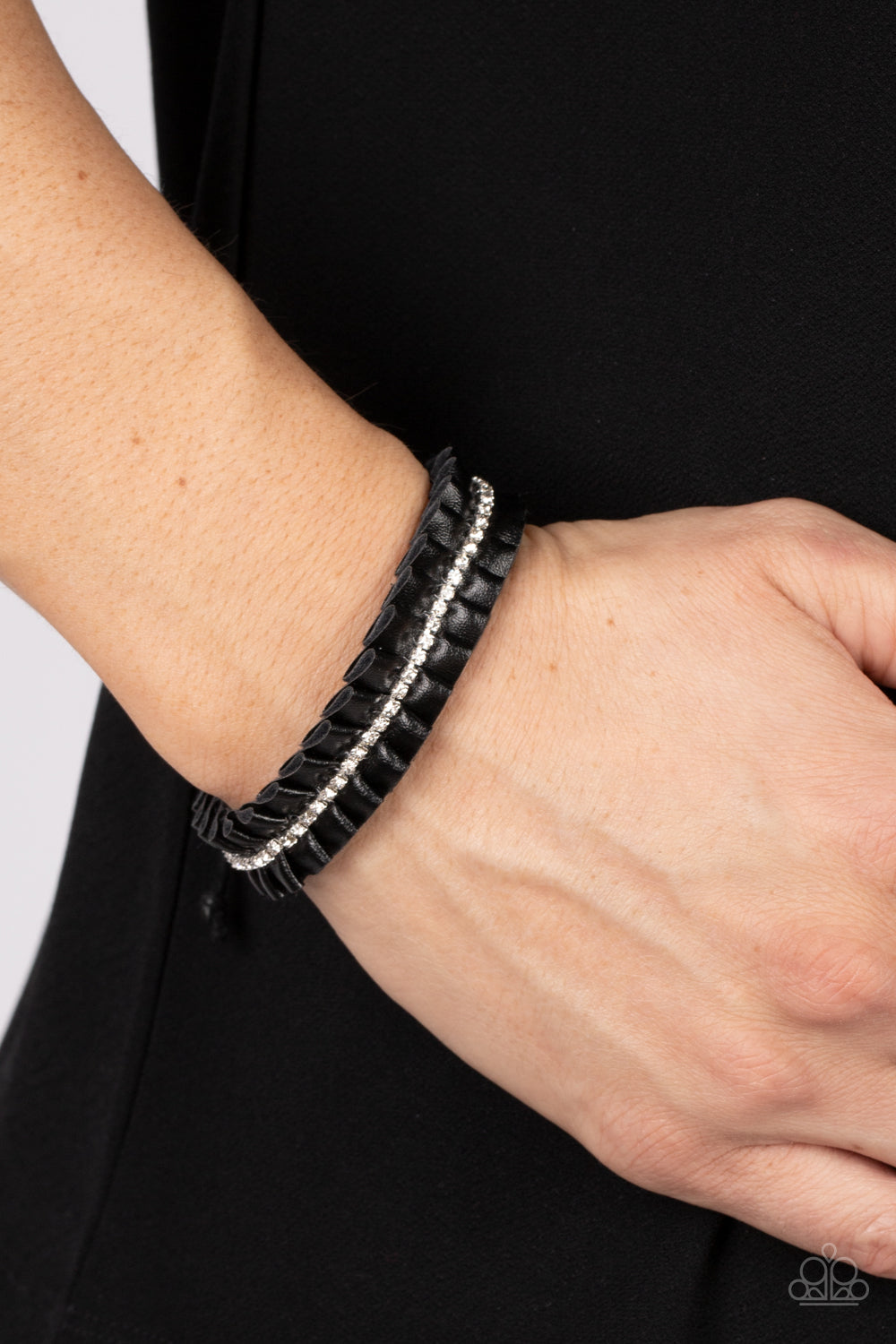 Paparazzi ♥ Pretty, Pretty PLEATS - Black ♥ Bracelet