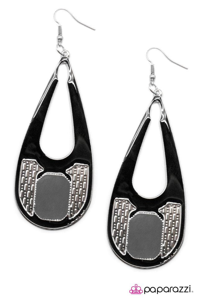 Paparazzi ♥ A Trending Topic - Black ♥ Earrings