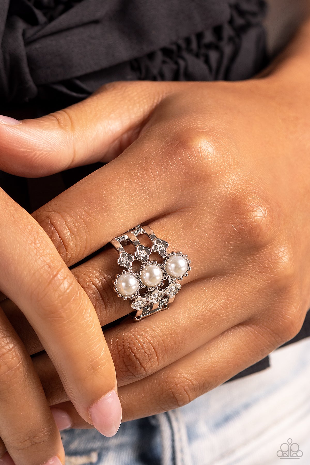 layered-light-white-p4re-wtxx-526xx