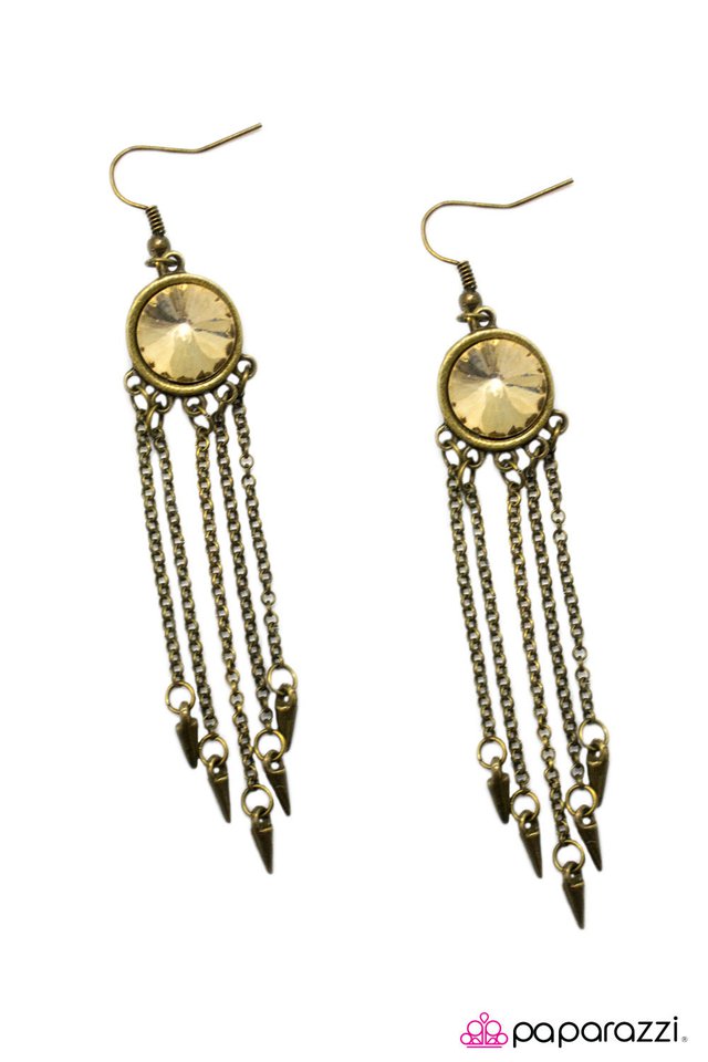Paparazzi ♥ Strike a Pose - Brass ♥ Earrings
