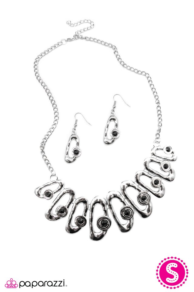 Paparazzi ♥ Take A Bow - Black ♥ Necklace