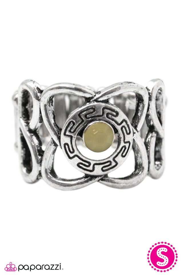 Paparazzi ♥ In The Middle of Nowhere - Green ♥ Ring