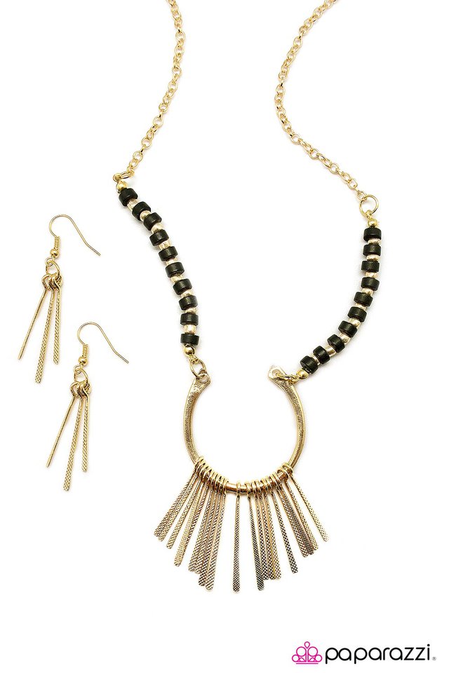 Paparazzi ♥ Keep Me Hanging On - Gold ♥ Necklace