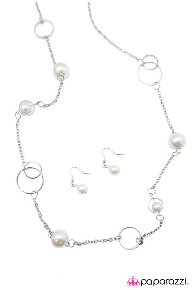 Paparazzi ♥ Sing Me A Song, Mr. Piano Man - White ♥ Necklace