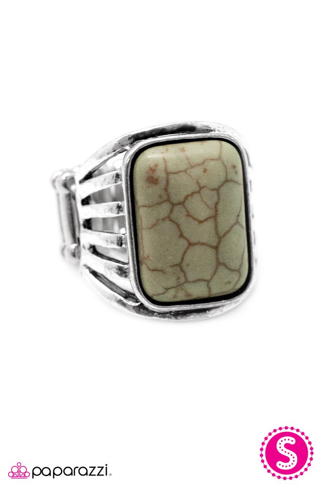 Paparazzi ♥ Scandalous Behavior - Green ♥ Ring