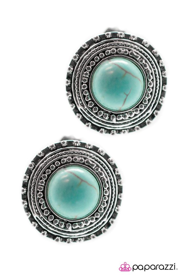 Paparazzi ♥ Girl In A Country Song - Blue ♥ Post Earrings