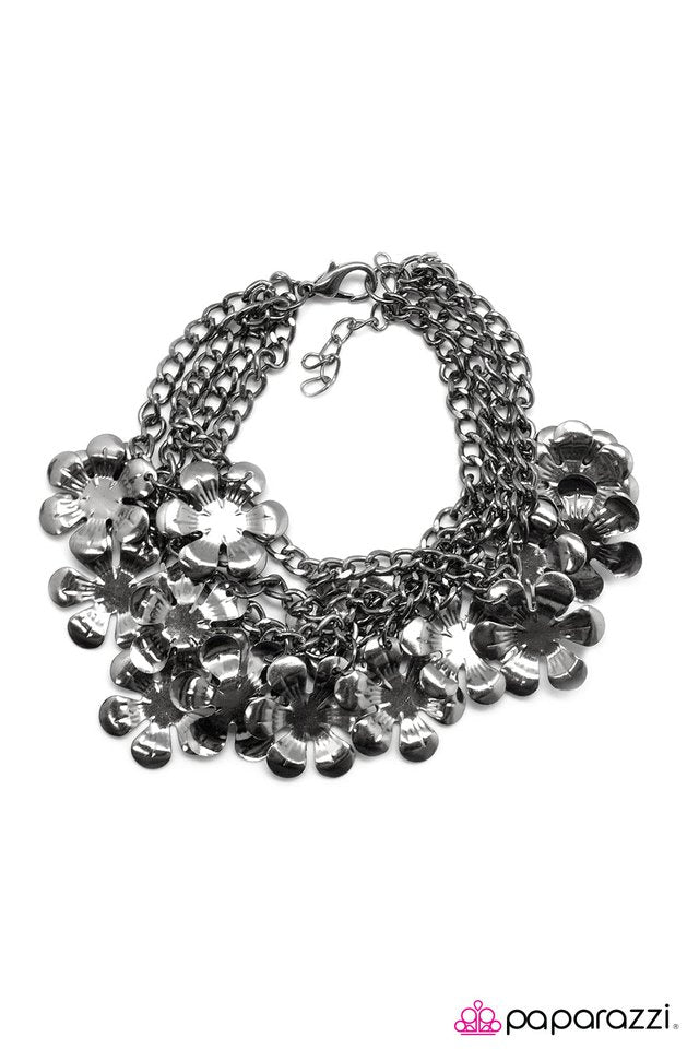 Paparazzi ♥ Please Dont Eat The Daisies - Black ♥ Bracelet
