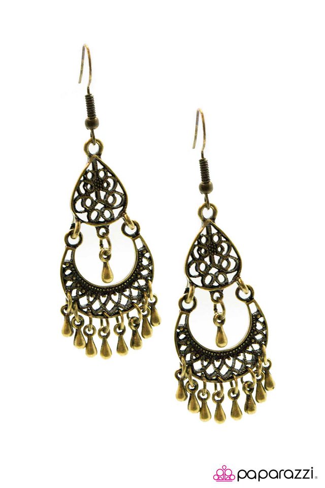 Paparazzi ♥ Metallic Maven - Brass ♥ Earrings