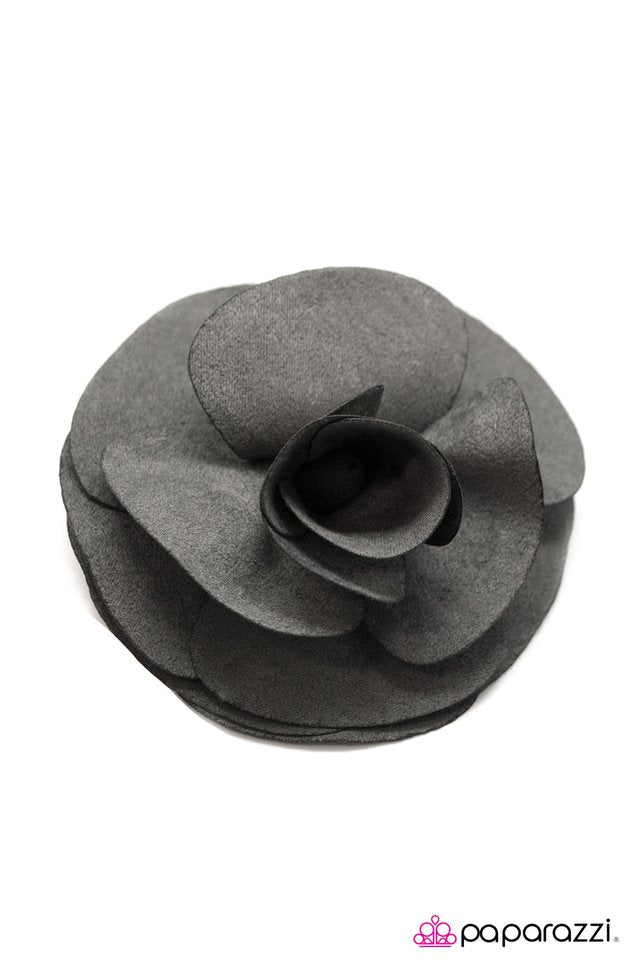 Paparazzi ♥ Fanned Out - Gray ♥ Hair Clip
