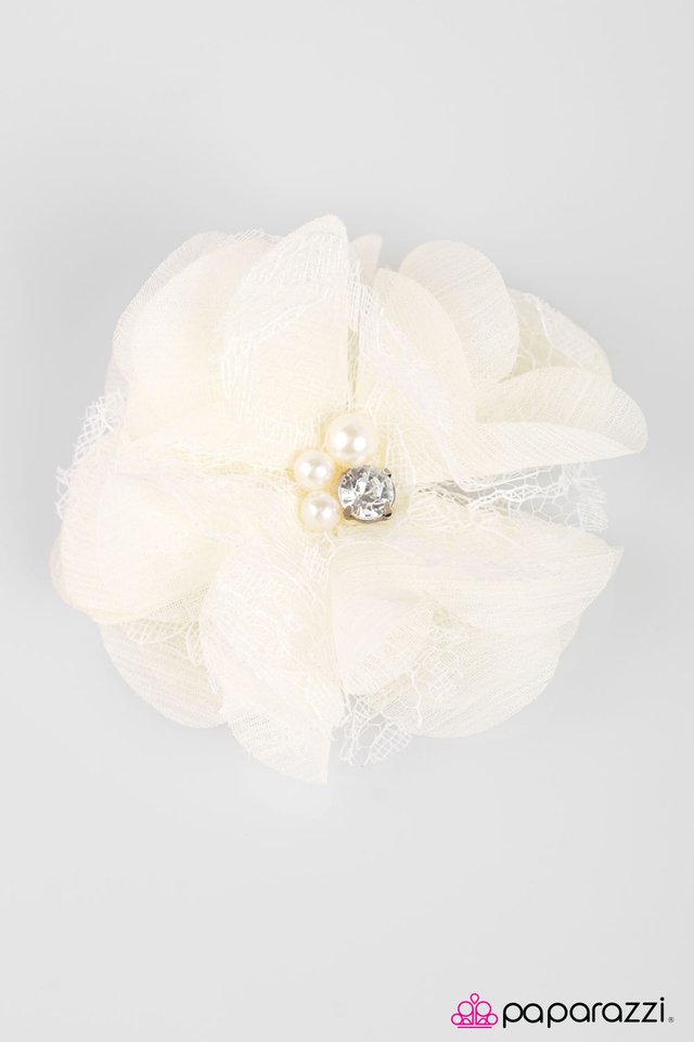 Paparazzi ♥ Chantilly Lace - White ♥ Hair Clip