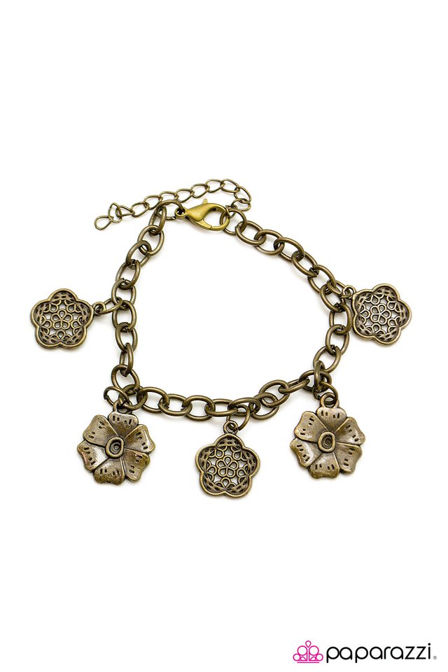 Paparazzi ♥ Dancing With Daisies - Brass ♥ Bracelet