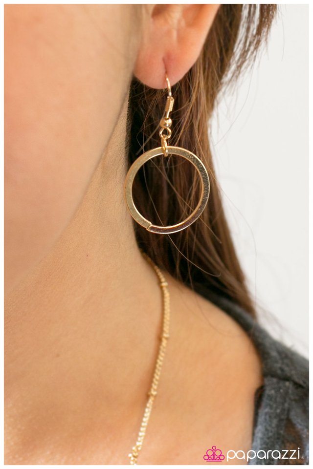 Paparazzi ♥ Whirl Me Round - Gold ♥ Necklace